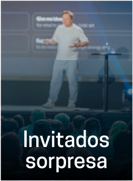 Panel de expertos en el escenario